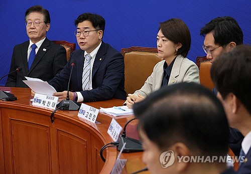 더불어민주당 박찬대 원내대표가 지난 7일 국회에서 열린 최고위원회의에서 발언을 하고 있다.  연합뉴스